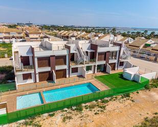 Vista exterior de Casa o xalet en venda en San Pedro del Pinatar amb Terrassa i Piscina comunitària