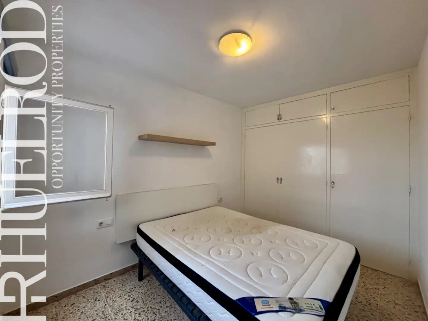 Schlafzimmer von Dachboden zum Verkauf in Calella mit Terrasse, Ofen und Internet