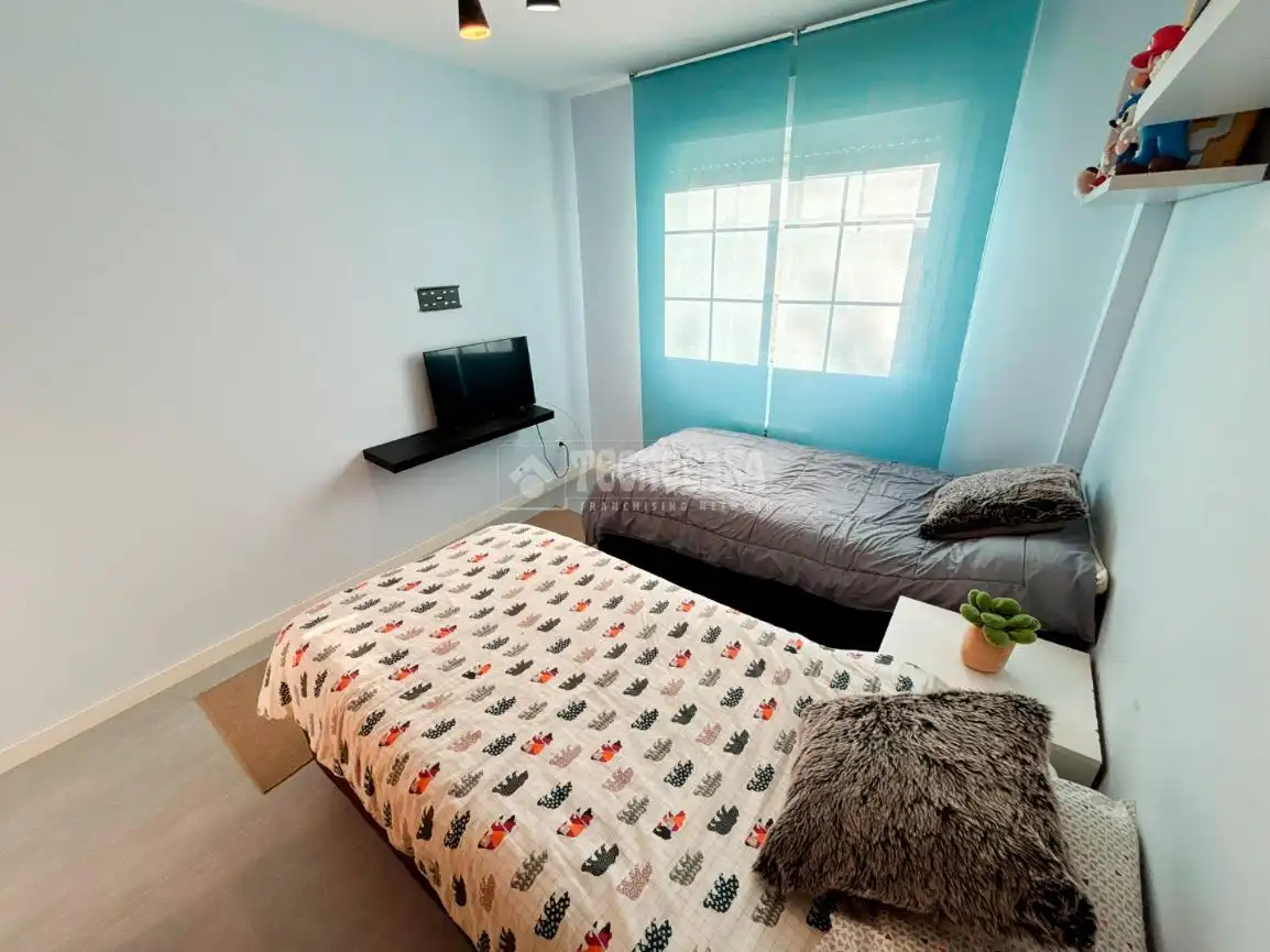 Habitación de Casa adosada en venta en Zaragoza con Aire acondicionado