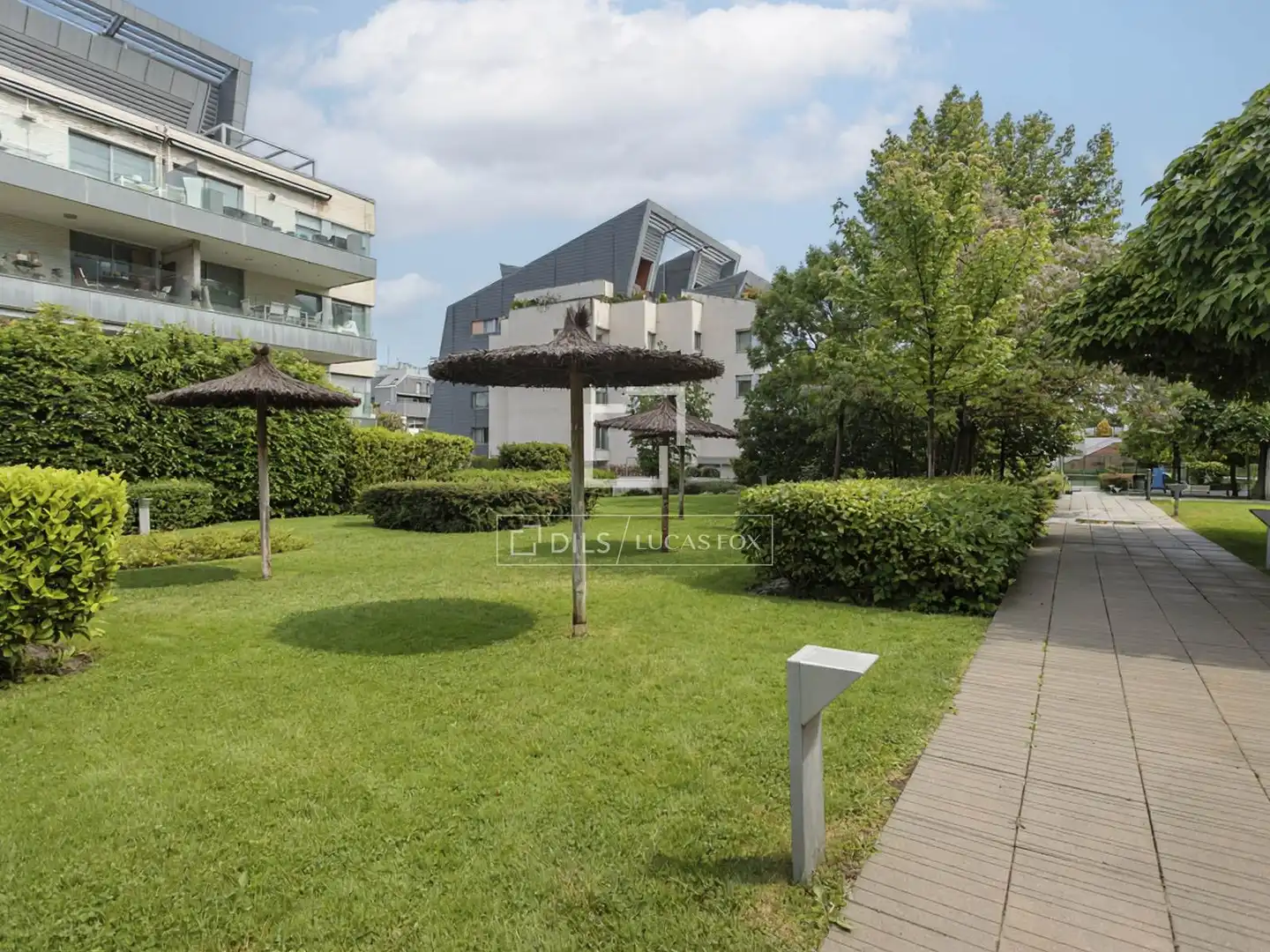 Vista exterior de Pis de lloguer en Majadahonda amb Aire condicionat, Calefacció i Jardí privat
