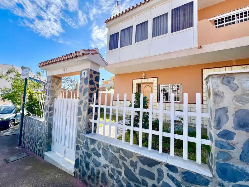 Vista exterior de Casa o xalet en venda en Málaga amb Aire condicionat, Terrassa i Moblat