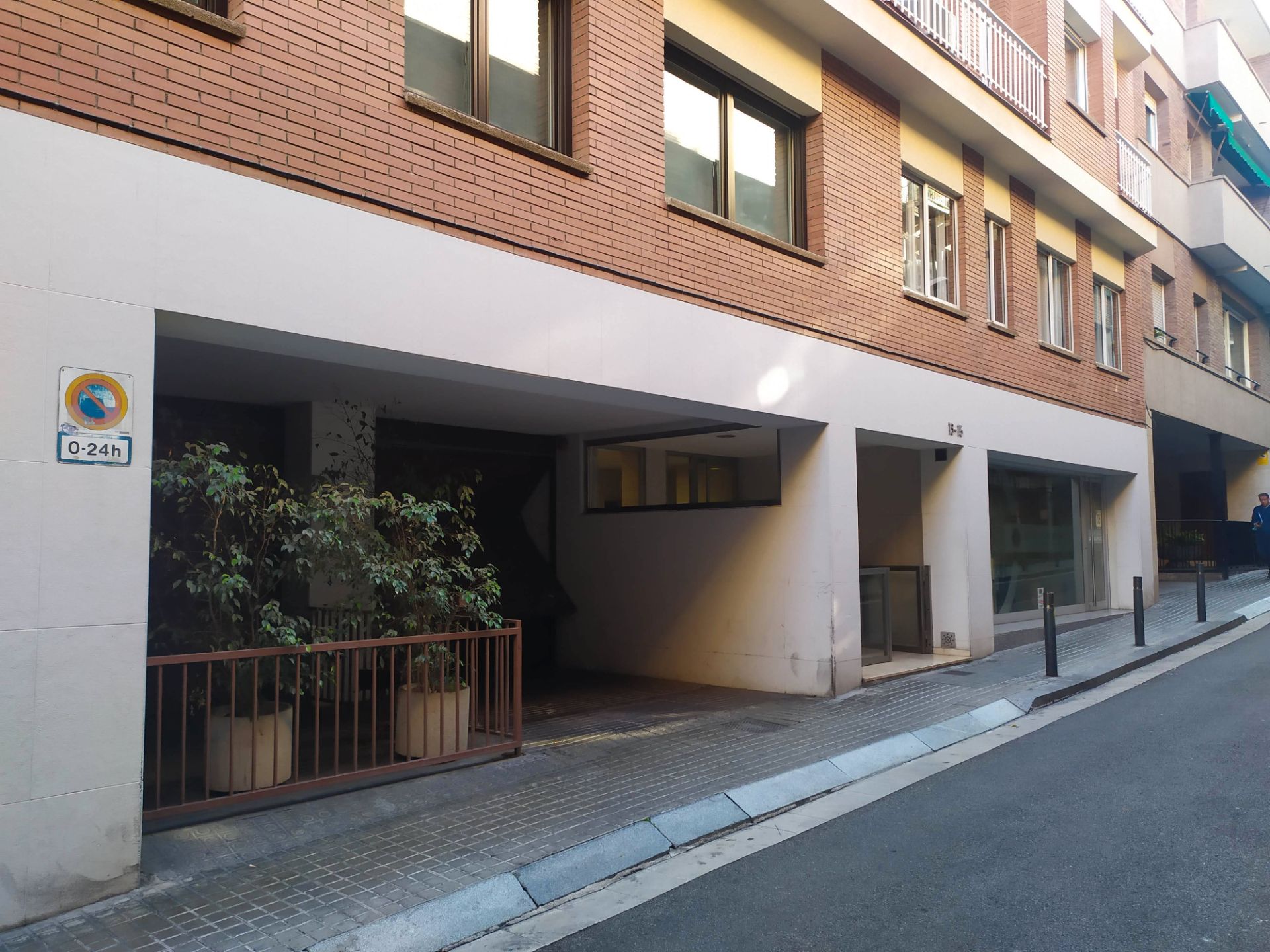 Vista exterior de Garatge de lloguer en  Barcelona Capital amb Alarma