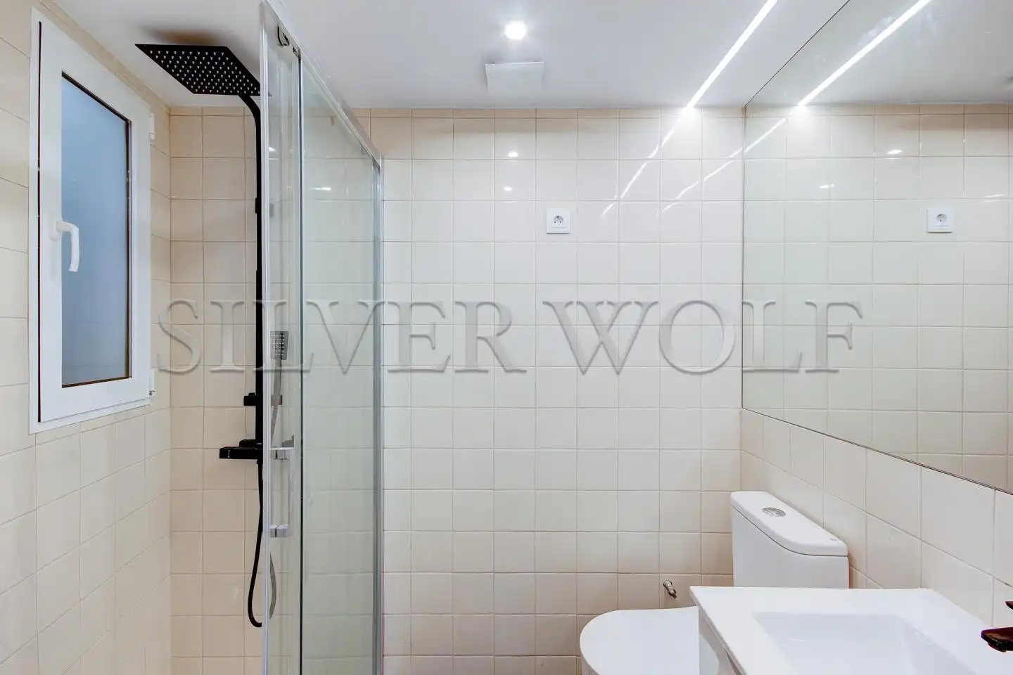 Baño de Planta baja de alquiler en Barcelona con Aire acondicionado, Calefacción y Parquet