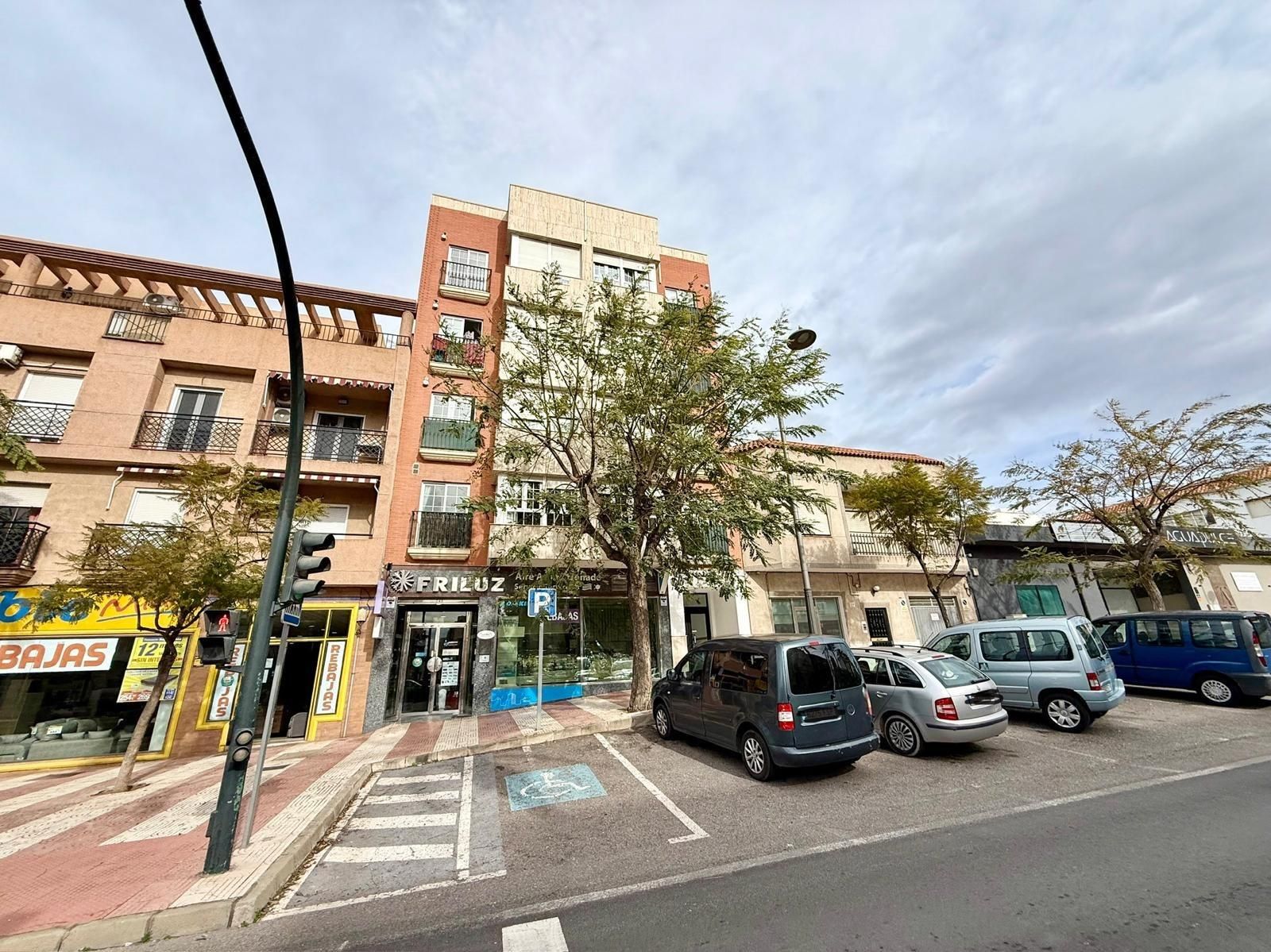 Vista exterior de Pis en venda en Roquetas de Mar amb Aire condicionat i Balcó