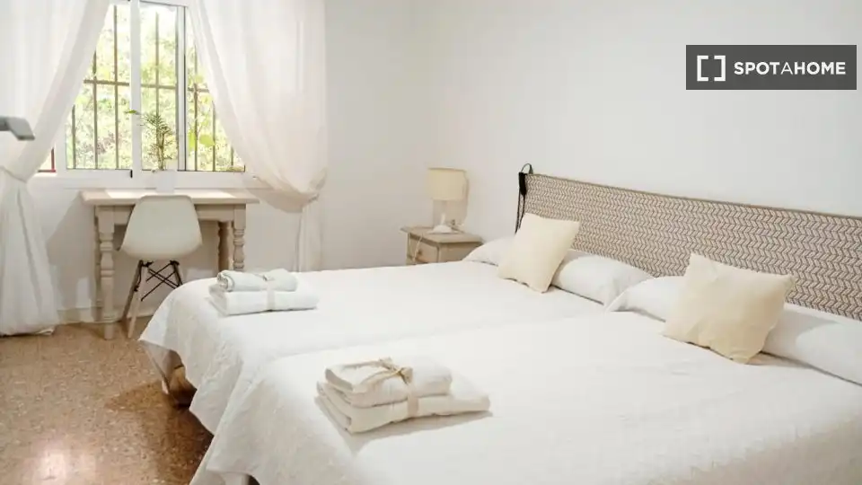 Schlafzimmer von Wohnung zur untervermieten in Almería mit Klimaanlage, Heizung und Möbliert