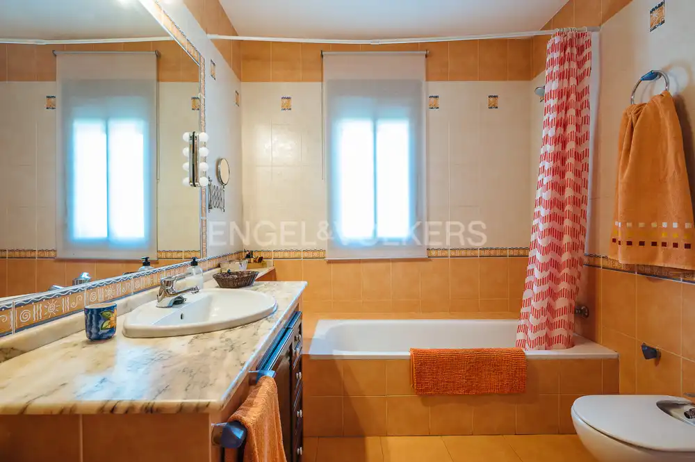 Baño de Casa o chalet en venta en Bormujos con Aire acondicionado, Calefacción y Jardín privado