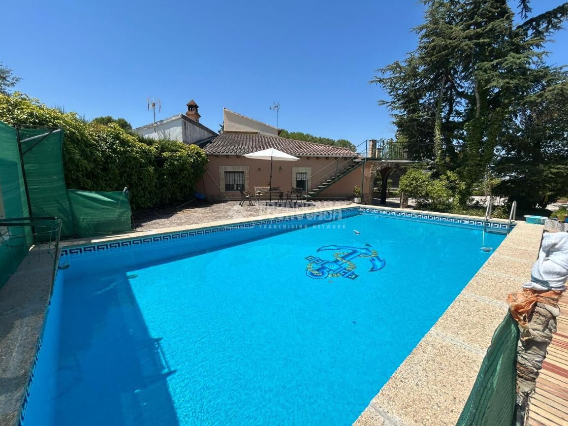 Piscina de Finca rústica en venda en Baeza amb Aire condicionat i Piscina