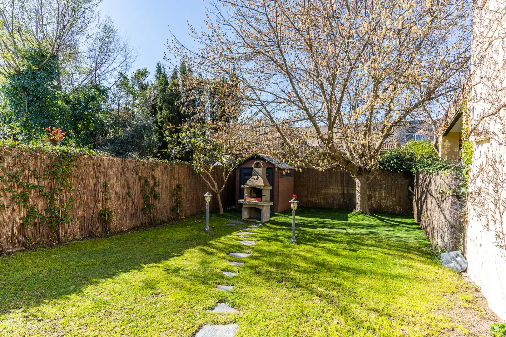 Garten von Einfamilien-Reihenhaus zum Verkauf in Las Rozas de Madrid mit Klimaanlage, Heizung und Privatgarten