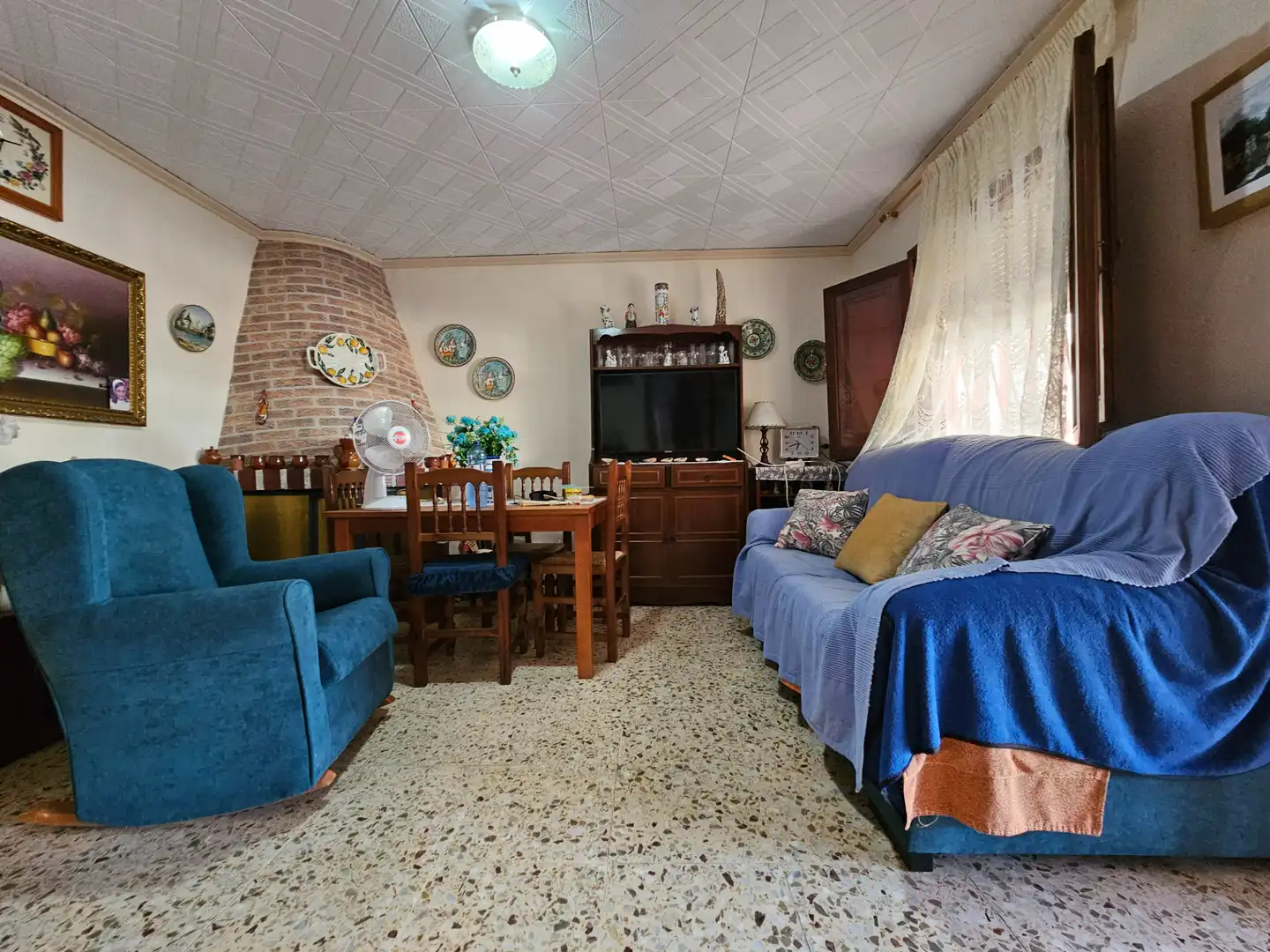 Sala d'estar de Casa o xalet en venda en Oliva amb Jardí privat, Piscina i Moblat