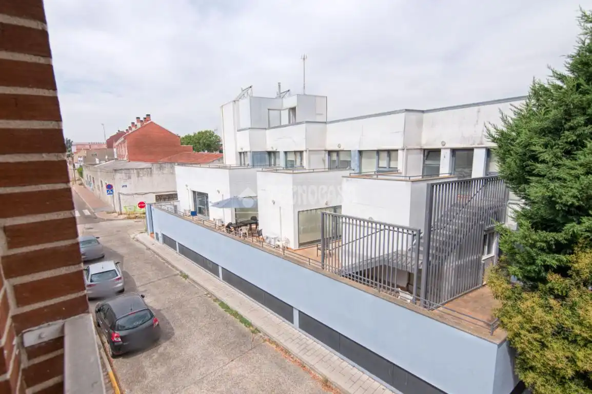 Vista exterior de Casa adosada en venta en Valladolid con Calefacción, Parquet y Balcón