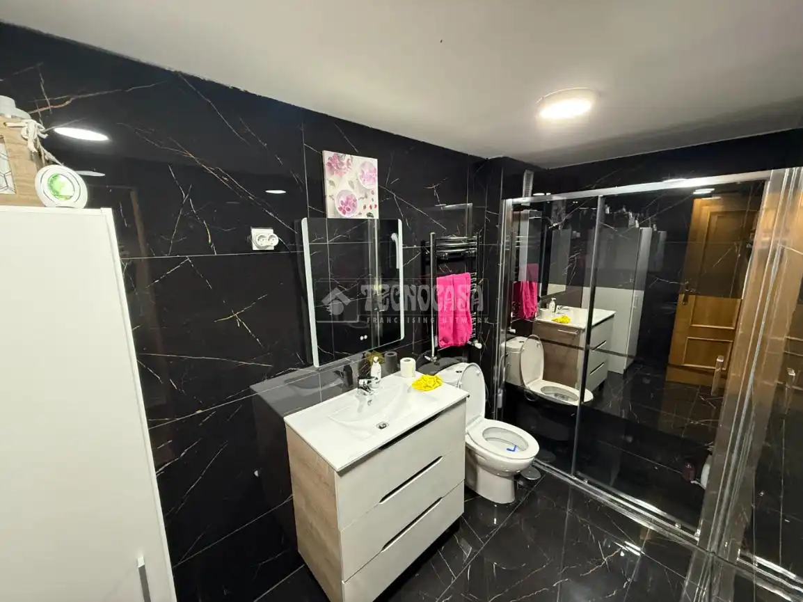 Bathroom of Flat for sale in Guadalajara  with Air Conditioner, Heating and Balcony