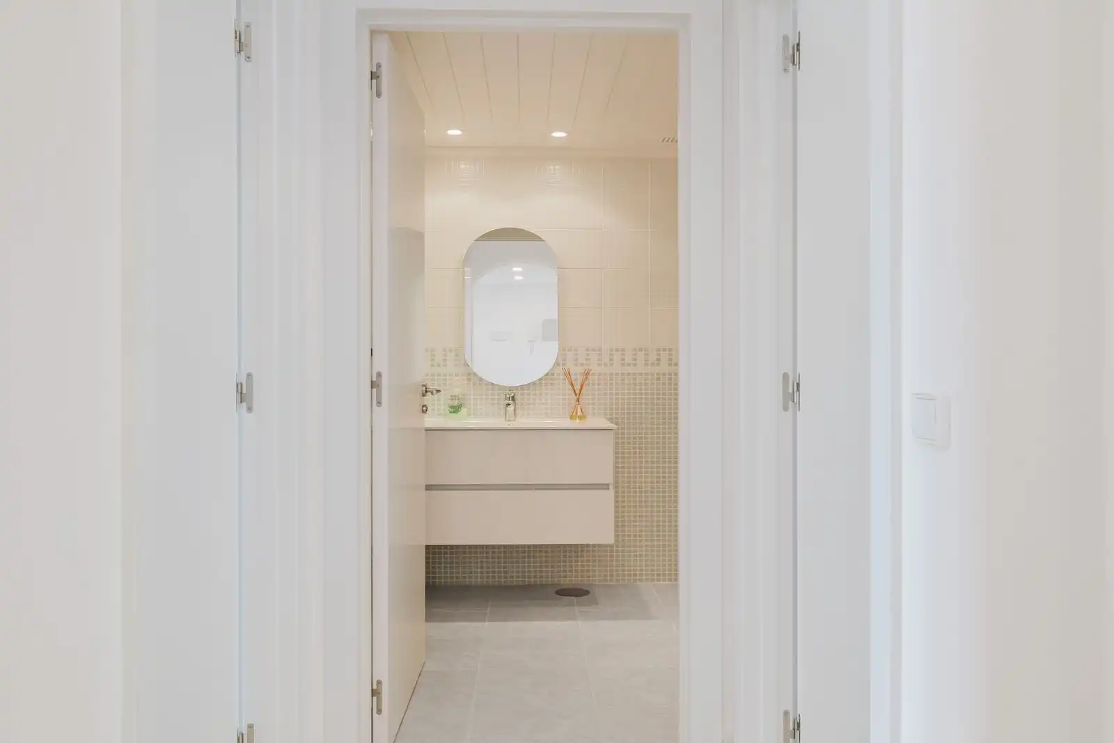 Bathroom of Flat for sale in Benahavís  with Air Conditioner, Terrace and Alarm