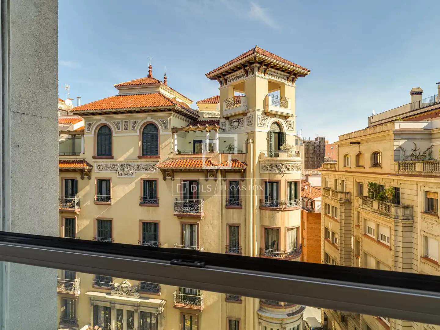 Außenansicht von Wohnung zum Verkauf in Barcelona mit Klimaanlage, Heizung und Balkon