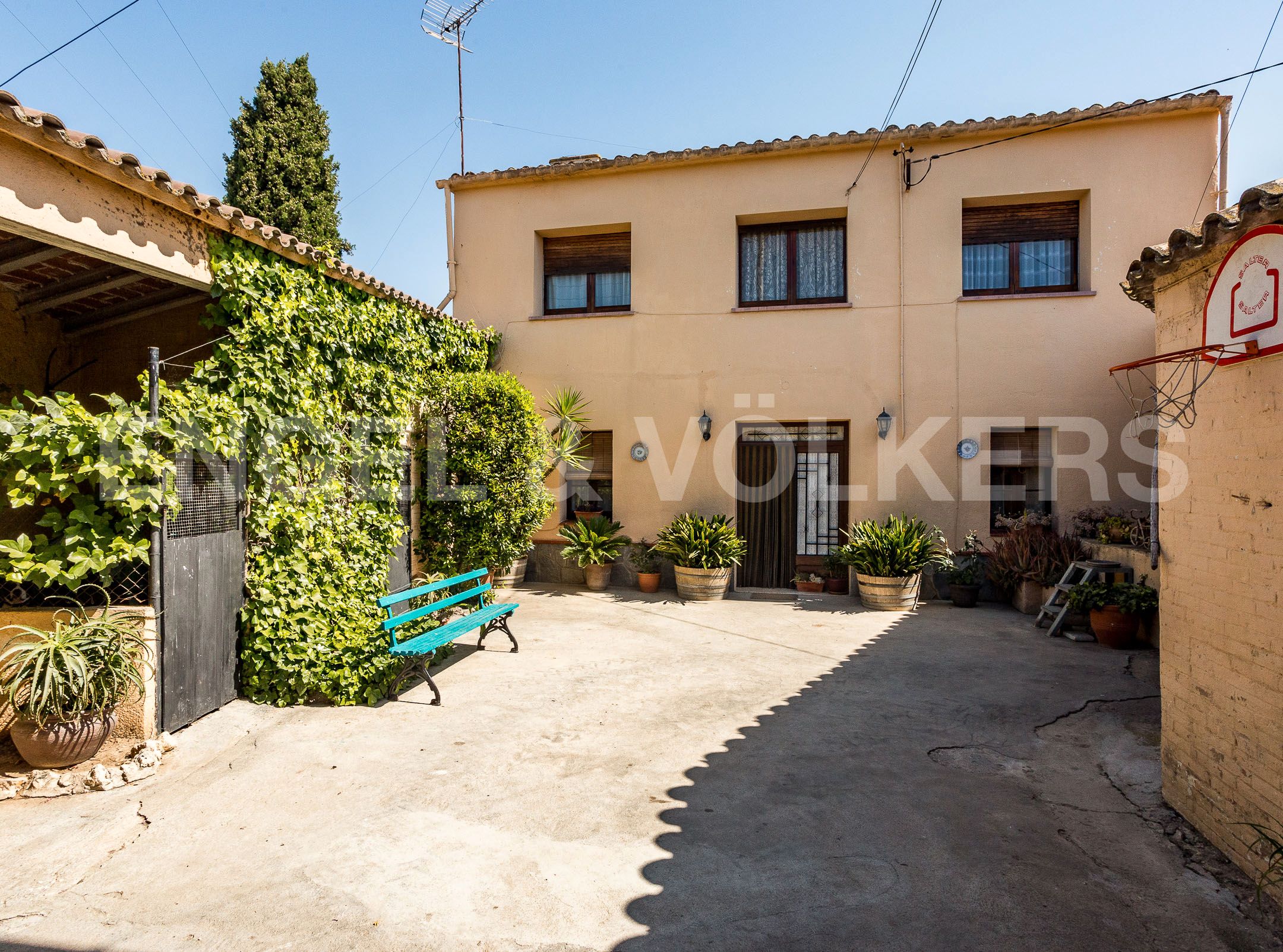 Vista exterior de Finca rústica en venda en Vilafranca del Penedès amb Aire condicionat, Calefacció i Jardí privat