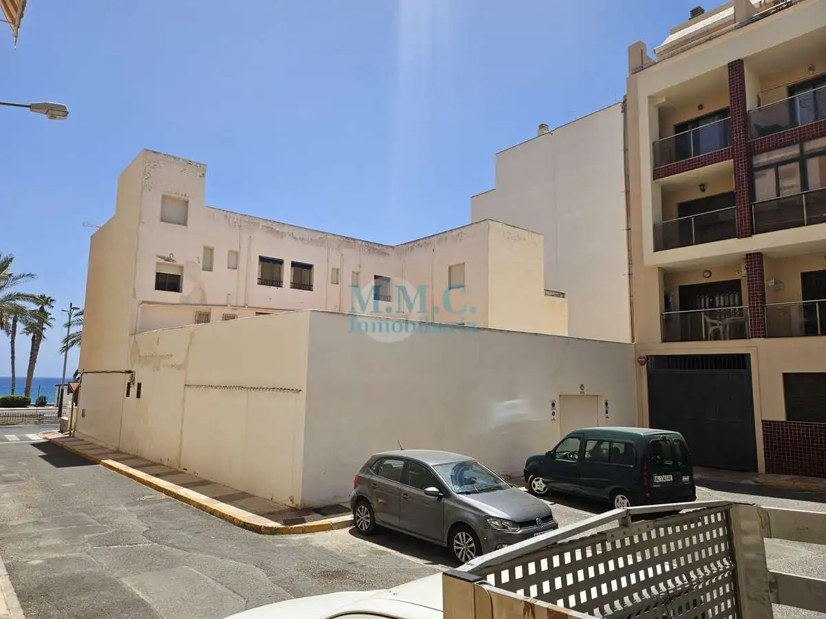 Aparcament de Pis en venda en Roquetas de Mar amb Aire condicionat, Terrassa i Moblat