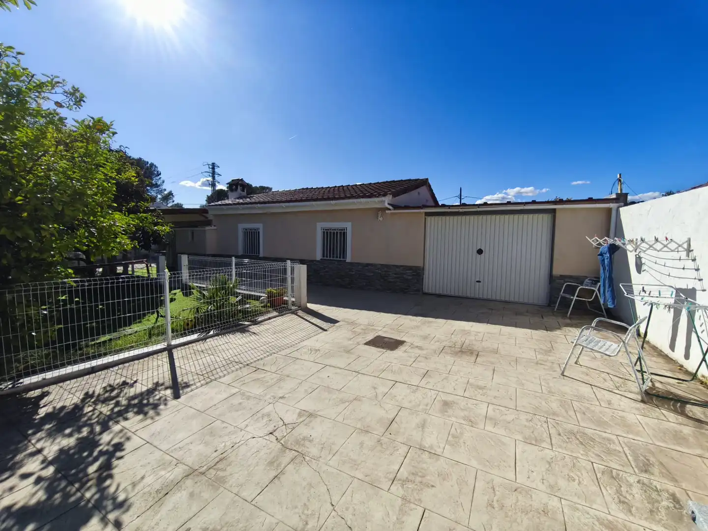 Vista exterior de Casa o xalet en venda en Mont-roig del Camp amb Aire condicionat, Calefacció i Jardí privat