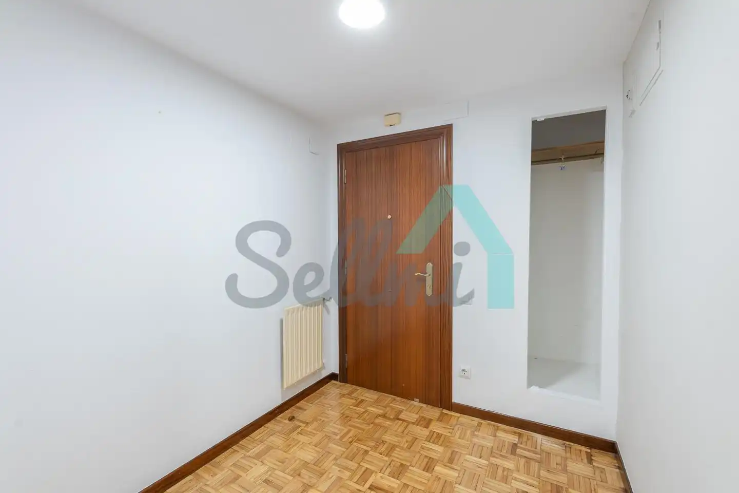 Dormitori de Pis de lloguer en Oviedo  amb Calefacció, Parquet i Terrassa