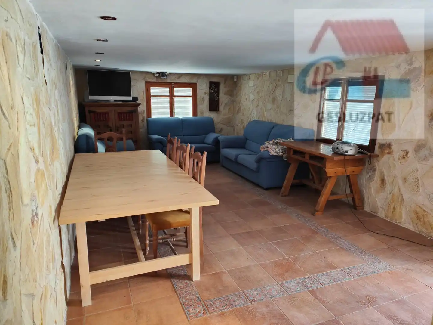 Sala d'estar de Casa adosada en venda en Corral de Almaguer amb Jardí privat, Parquet i Terrassa