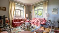 Sala d'estar de Casa o xalet en venda en San Lorenzo de El Escorial amb Calefacció, Jardí privat i Terrassa