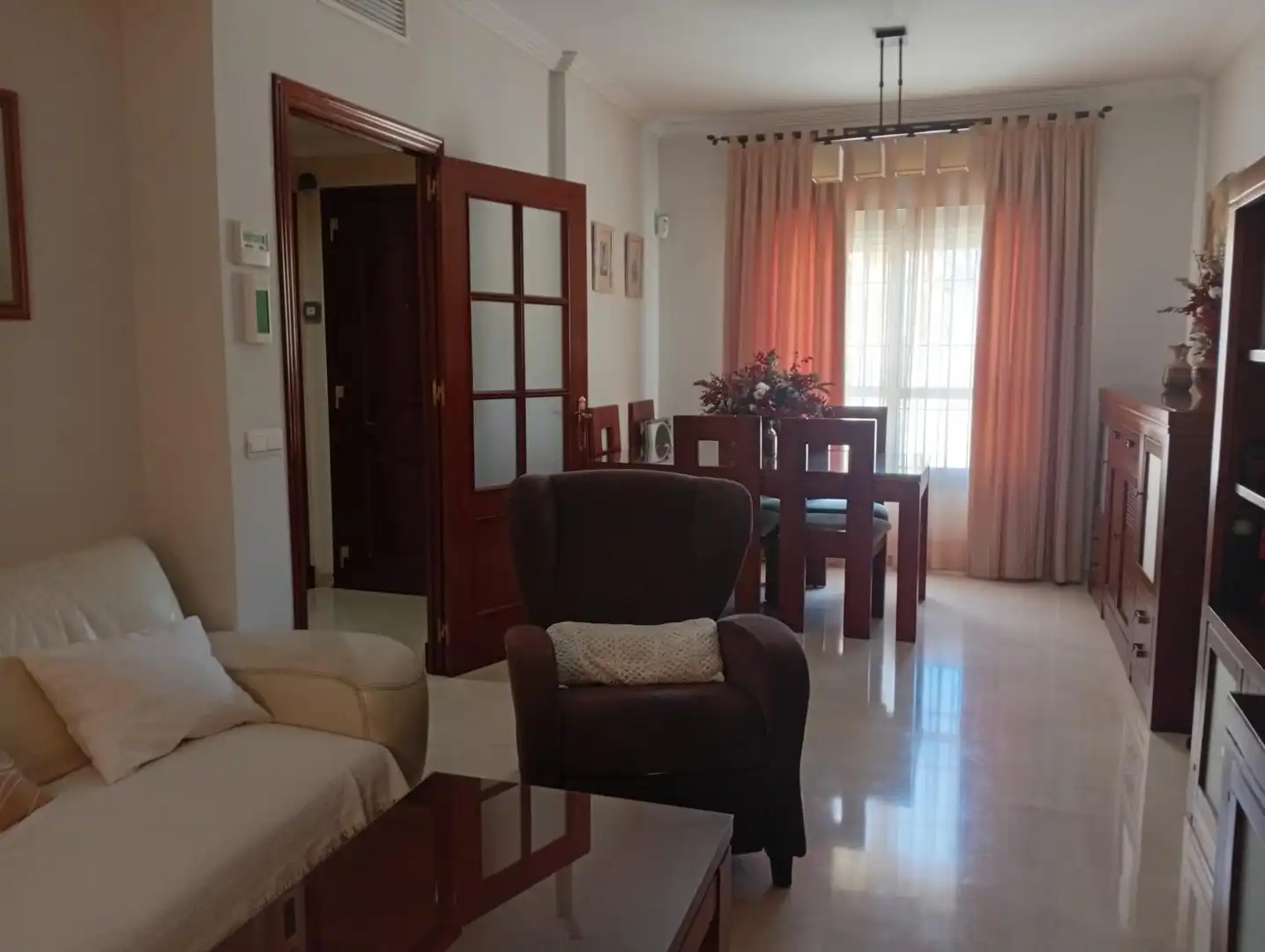 Sala de estar de Casa adosada en venta en Alcalá de Guadaira con Aire acondicionado, Calefacción y Terraza