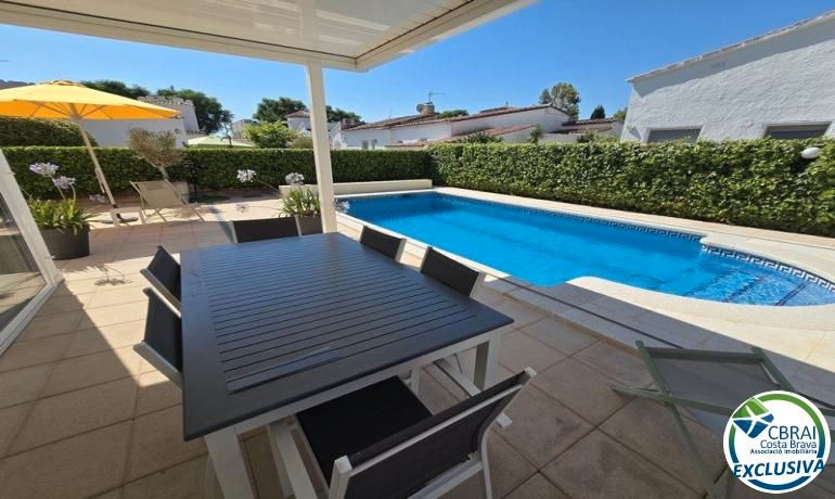 Vista exterior de Casa o xalet en venda en Empuriabrava amb Aire condicionat, Calefacció i Jardí privat
