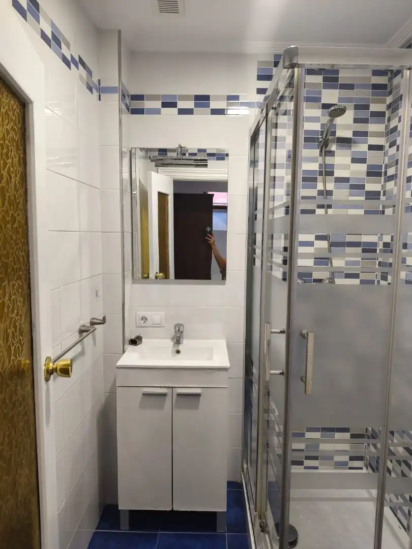 Badezimmer von Wohnung zur Miete in Oviedo  mit Heizung, Parkett und Möbliert