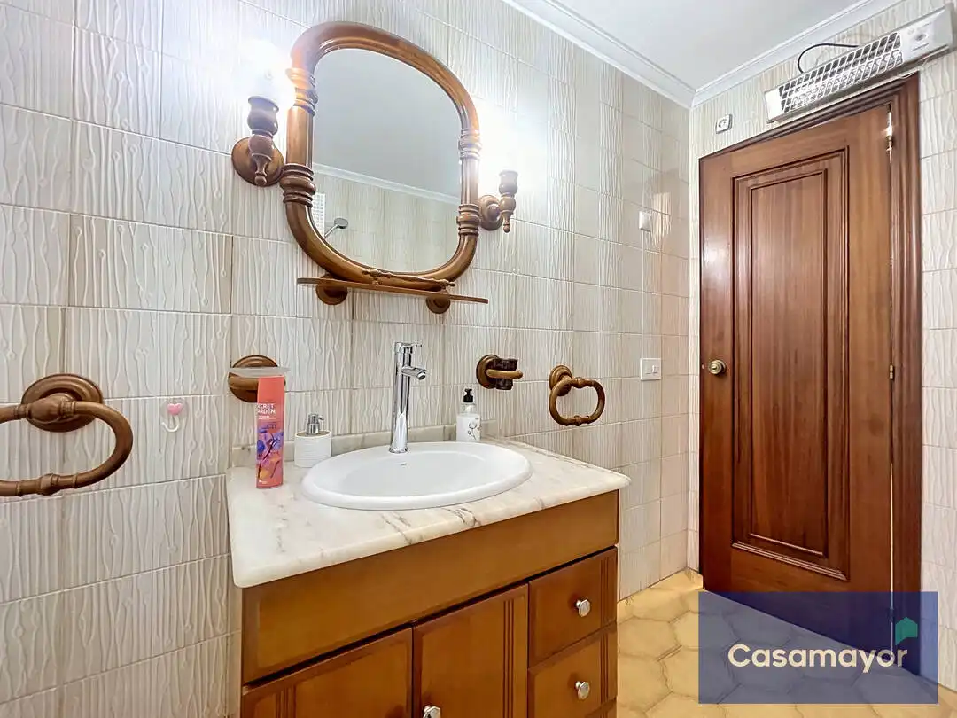 Baño de Piso de alquiler en Alicante / Alacant con Aire acondicionado, Calefacción y Balcón