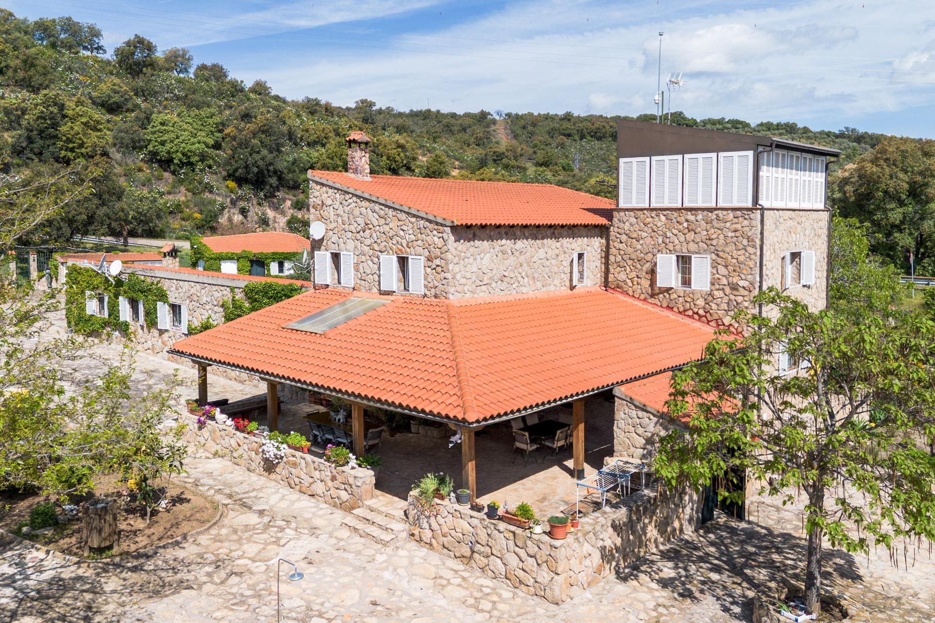 Vista exterior de Casa o xalet en venda en Espinoso del Rey amb Calefacció, Jardí privat i Terrassa