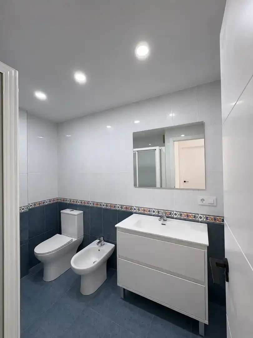Bathroom of Flat for rent in Arteixo  with Parquet flooring, Storage room and Furnished