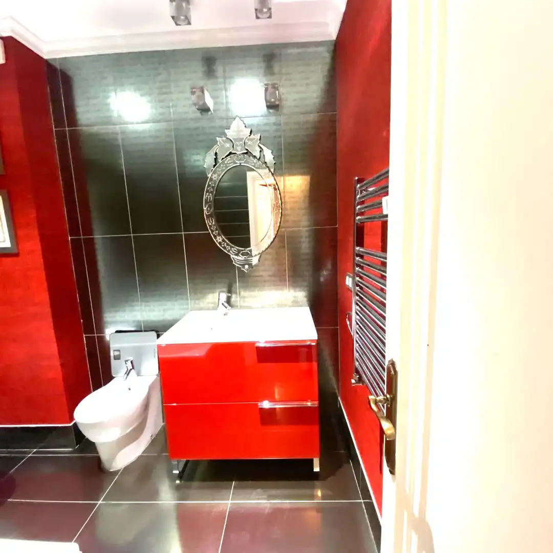 Bany de Pis de lloguer en Vigo  amb Balcó i Domòtica