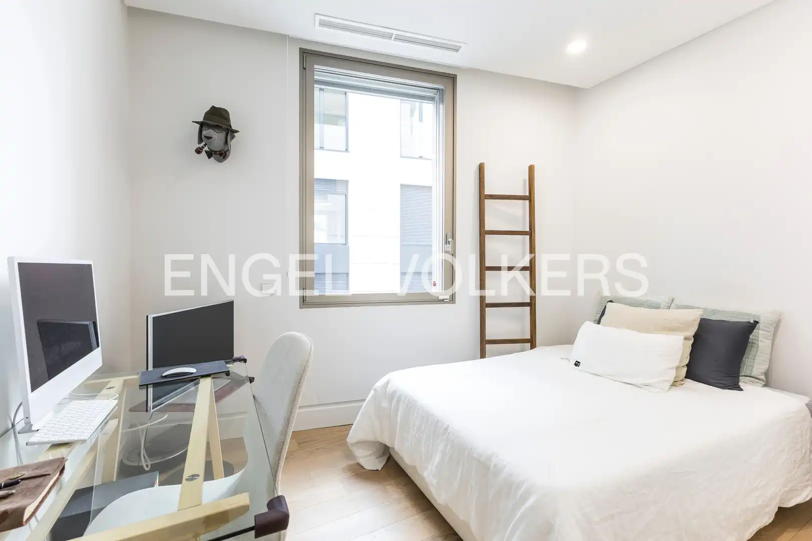 Dormitori de Apartament en venda en Madrid amb Calefacció, Jardí privat i Traster