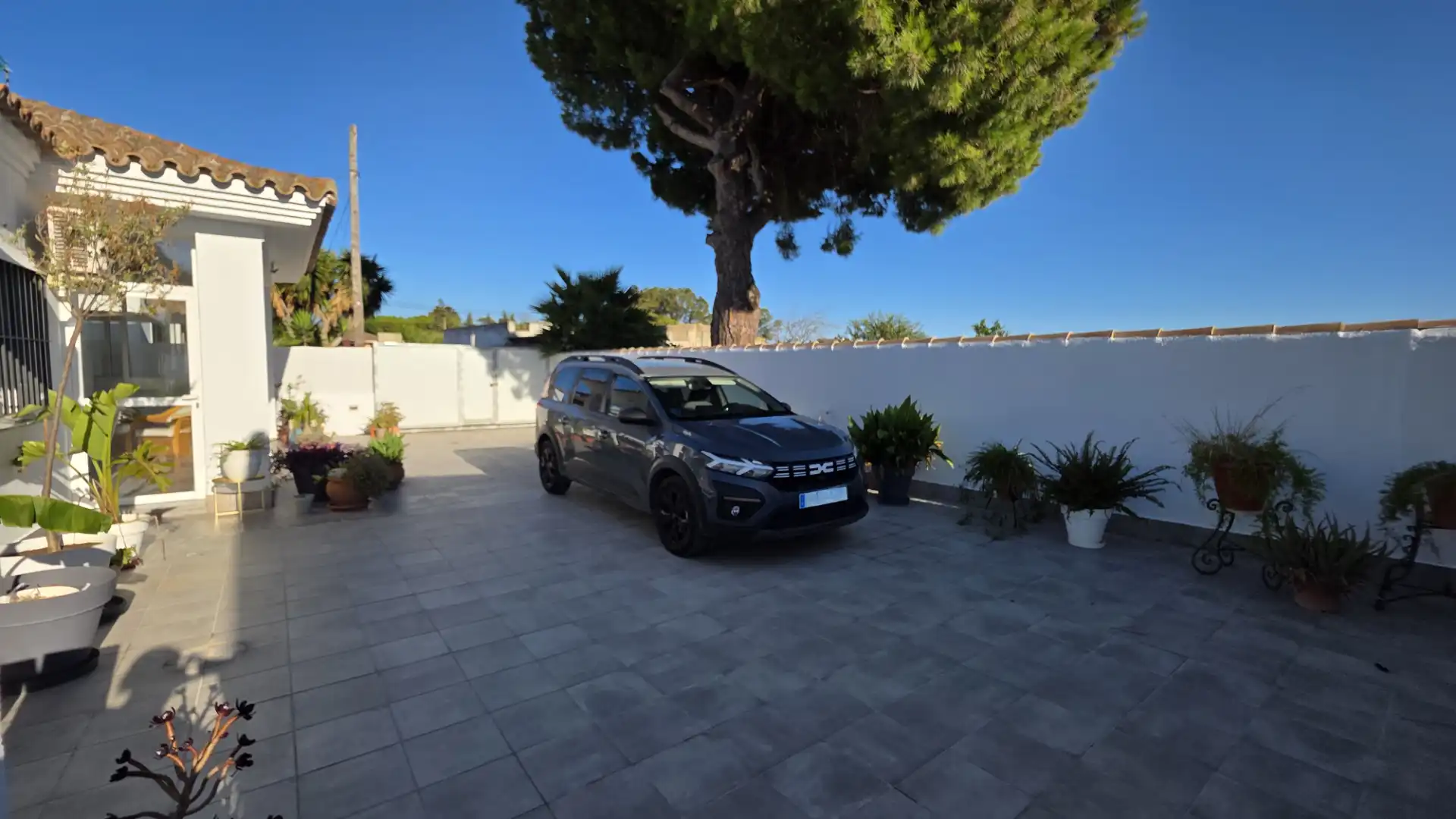 Aparcament de Casa o xalet en venda en Chiclana de la Frontera amb Aire condicionat, Jardí privat i Terrassa