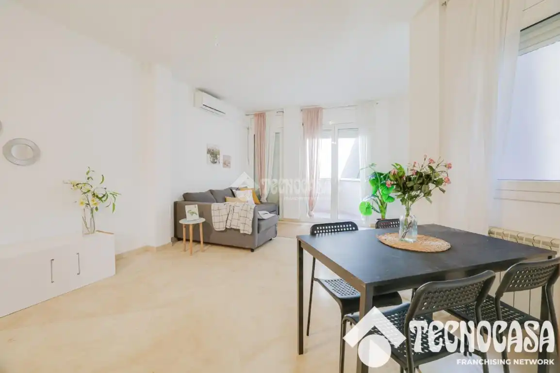 Wohnzimmer von Wohnung zum Verkauf in Barcelona mit Klimaanlage und Balkon