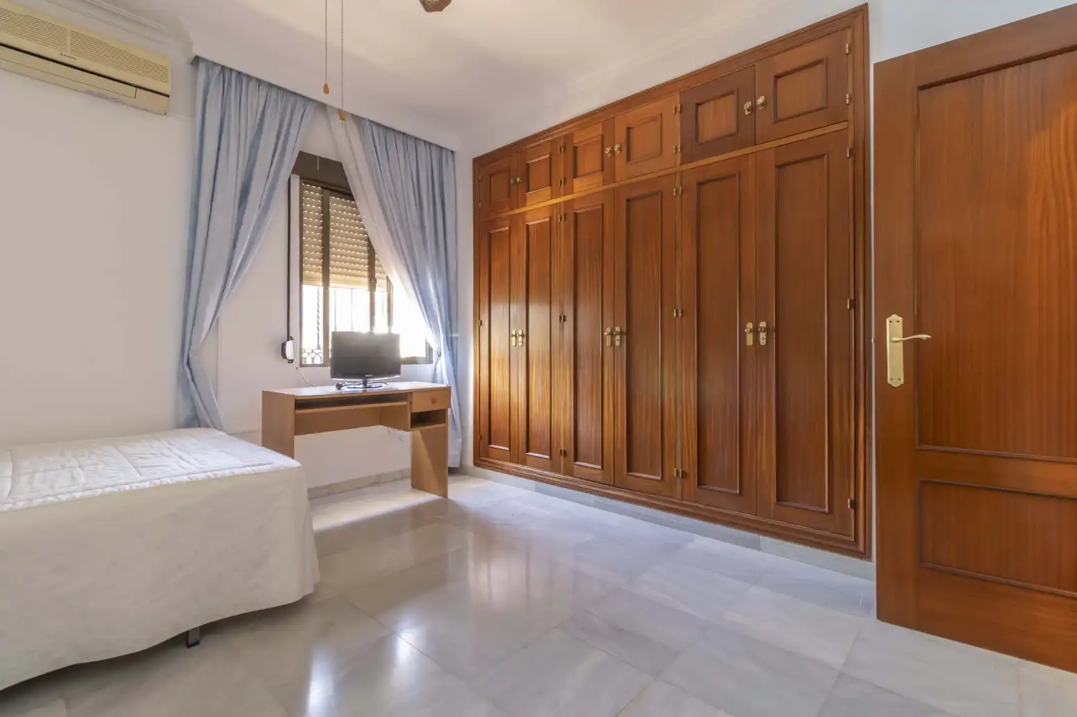 Dormitori de Casa o xalet en venda en Gines amb Aire condicionat, Terrassa i Traster