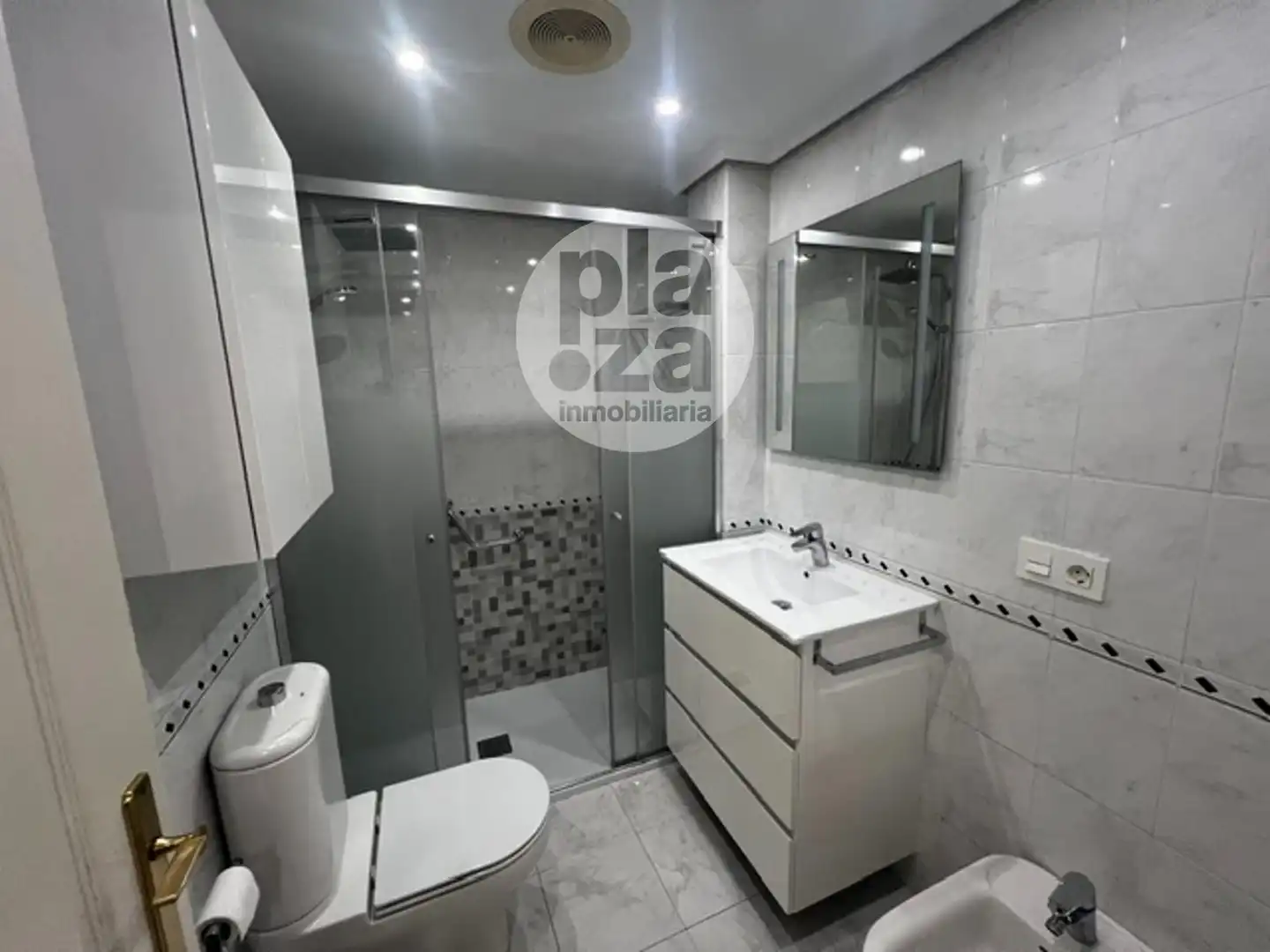 Baño de Piso de alquiler en Burgos con Calefacción, Terraza y Amueblado