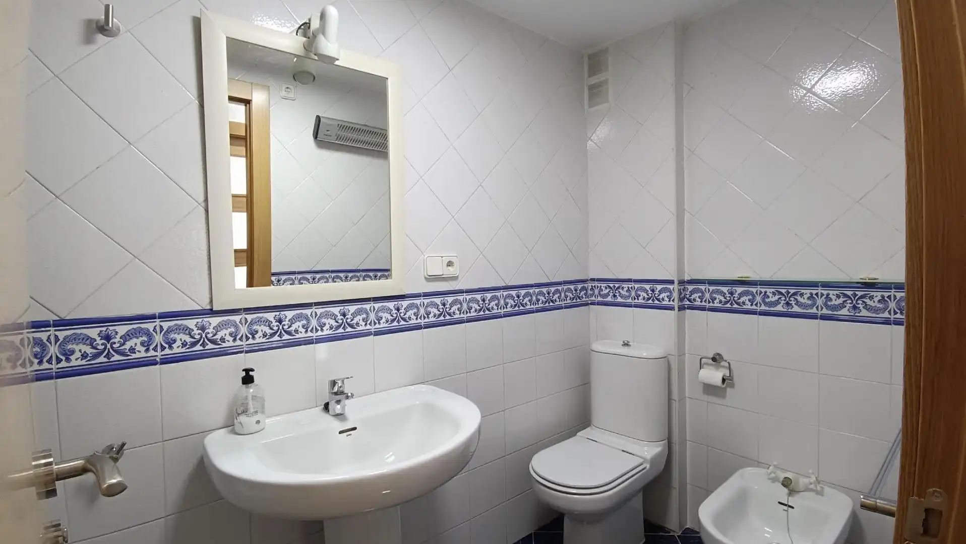 Baño de Piso para compartir en Granada con Aire acondicionado, Terraza y Amueblado