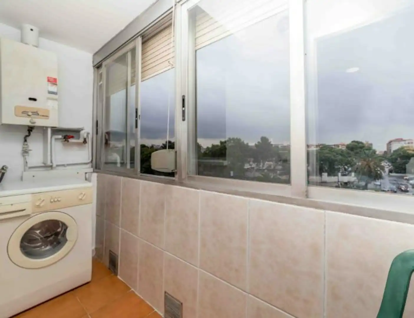 Balcony of Flat for share in Valencia  with Washing machine and Internet