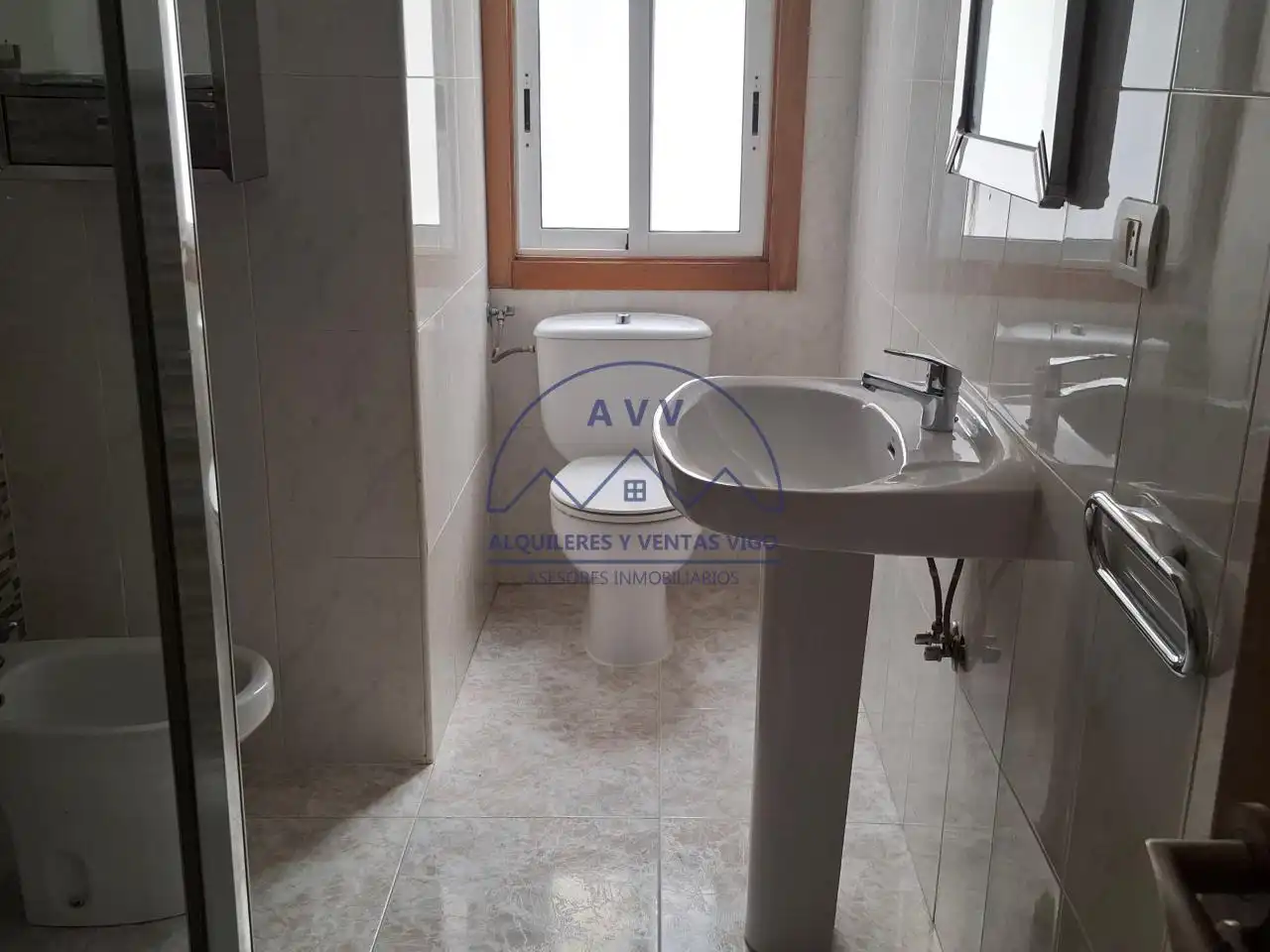 Bathroom of Flat for rent in Vigo   with Parquet flooring