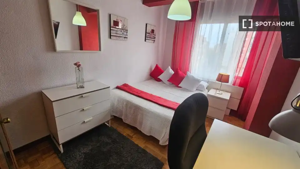 Habitación de Piso de alquiler en Alcalá de Henares con Aire acondicionado, Calefacción y Amueblado