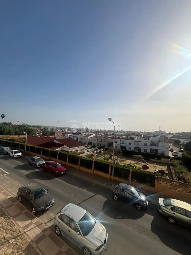 Außenansicht von Wohnung zum Verkauf in Alcalá de Guadaira mit Balkon