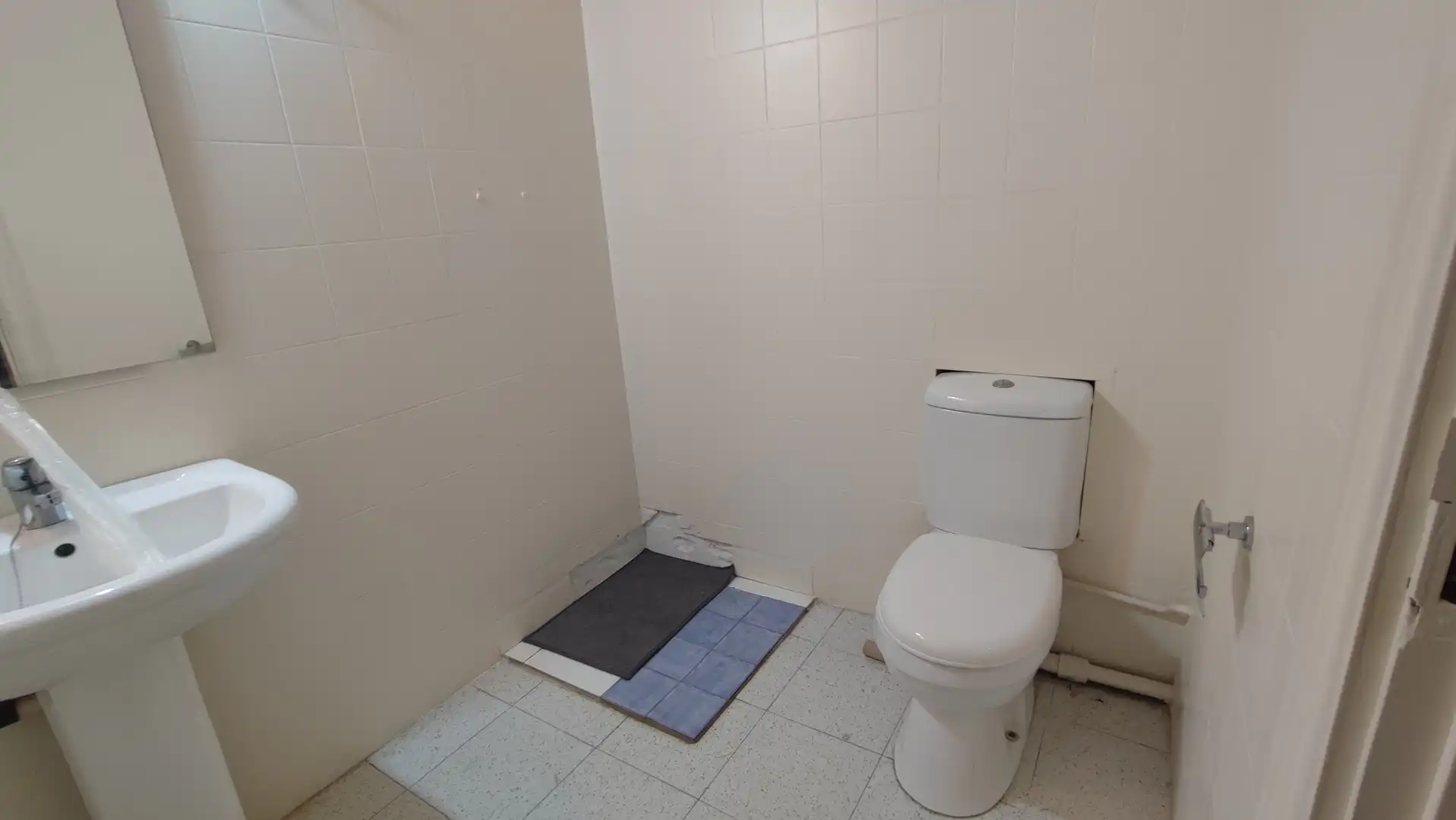 Baño de Local de alquiler en Sentmenat con Aire acondicionado