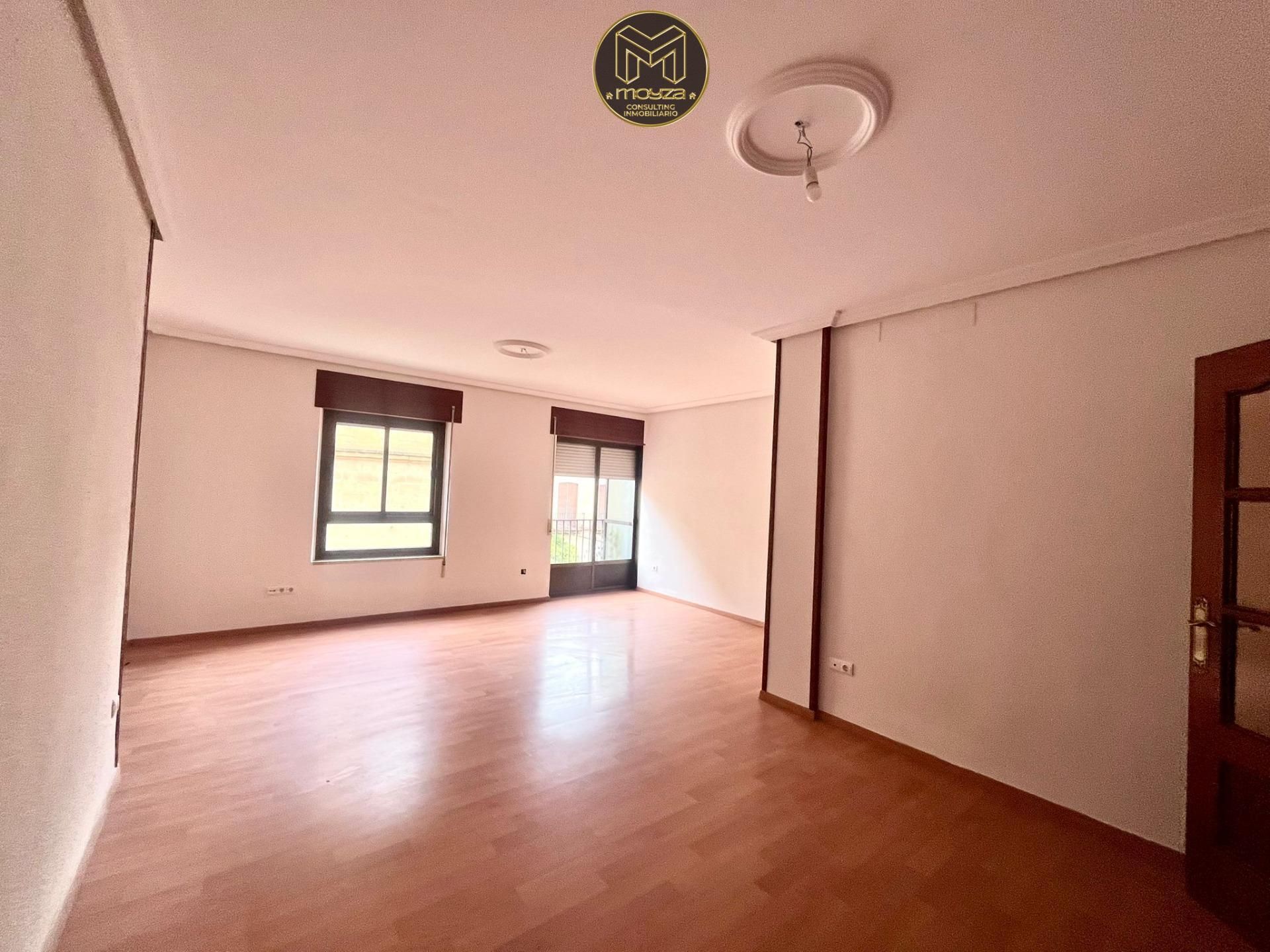 Vista exterior de Piso en venta en Úbeda con Balcón
