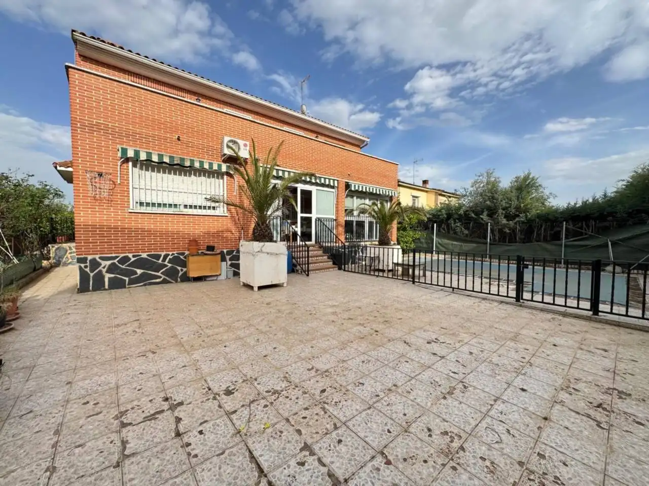 Vista exterior de Casa o chalet en venta en Meco con Calefacción, Jardín privado y Terraza