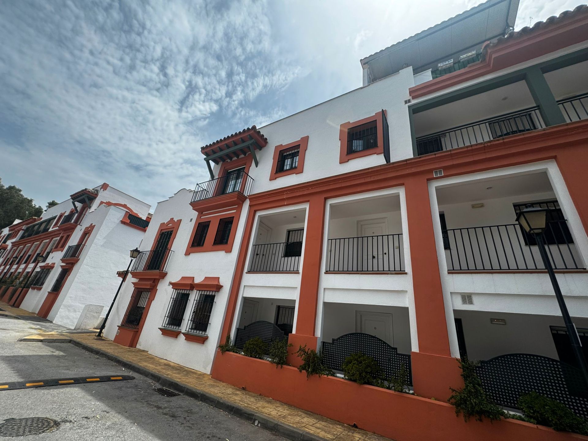 Vista exterior de Pis de lloguer en Estepona amb Aire condicionat i Piscina comunitària