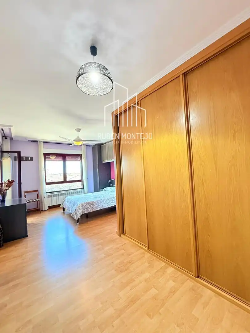 Habitación de Casa adosada en venta en Galindo y Perahuy con Calefacción, Jardín privado y Terraza