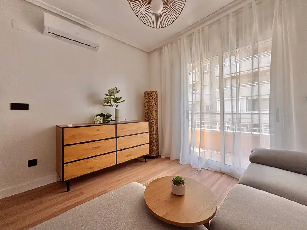 Sala d'estar de Apartament en venda en Torrevieja amb Aire condicionat, Parquet i Moblat