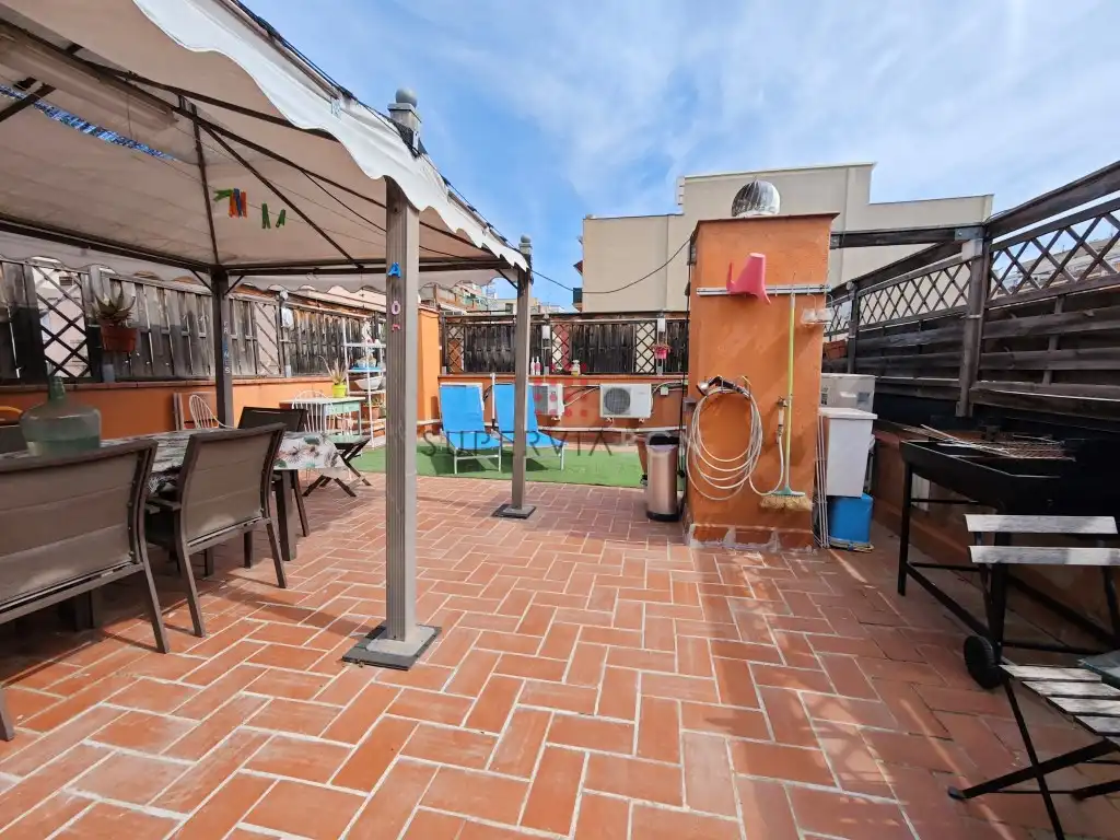 Terrasse von Dachboden zum Verkauf in Barcelona mit Balkon