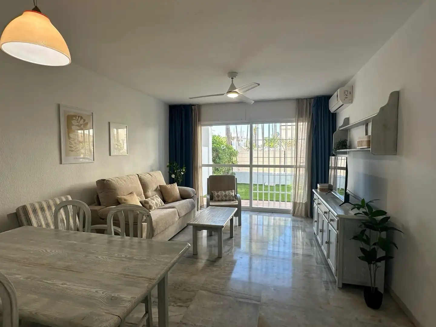 Wohnzimmer von Erdgeschoss zur Miete in Roquetas de Mar ciudad