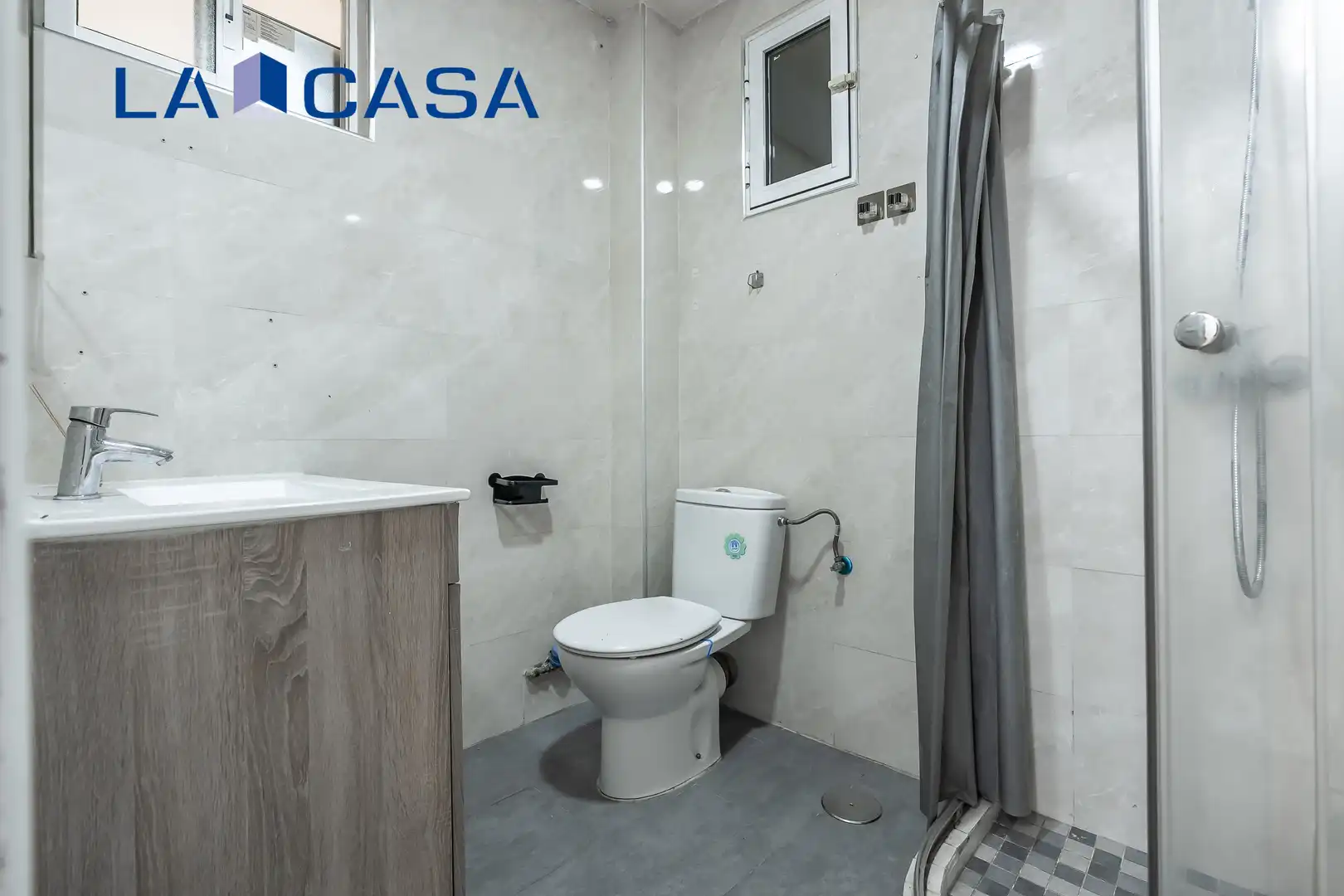 Bathroom of Flat for sale in Madrid