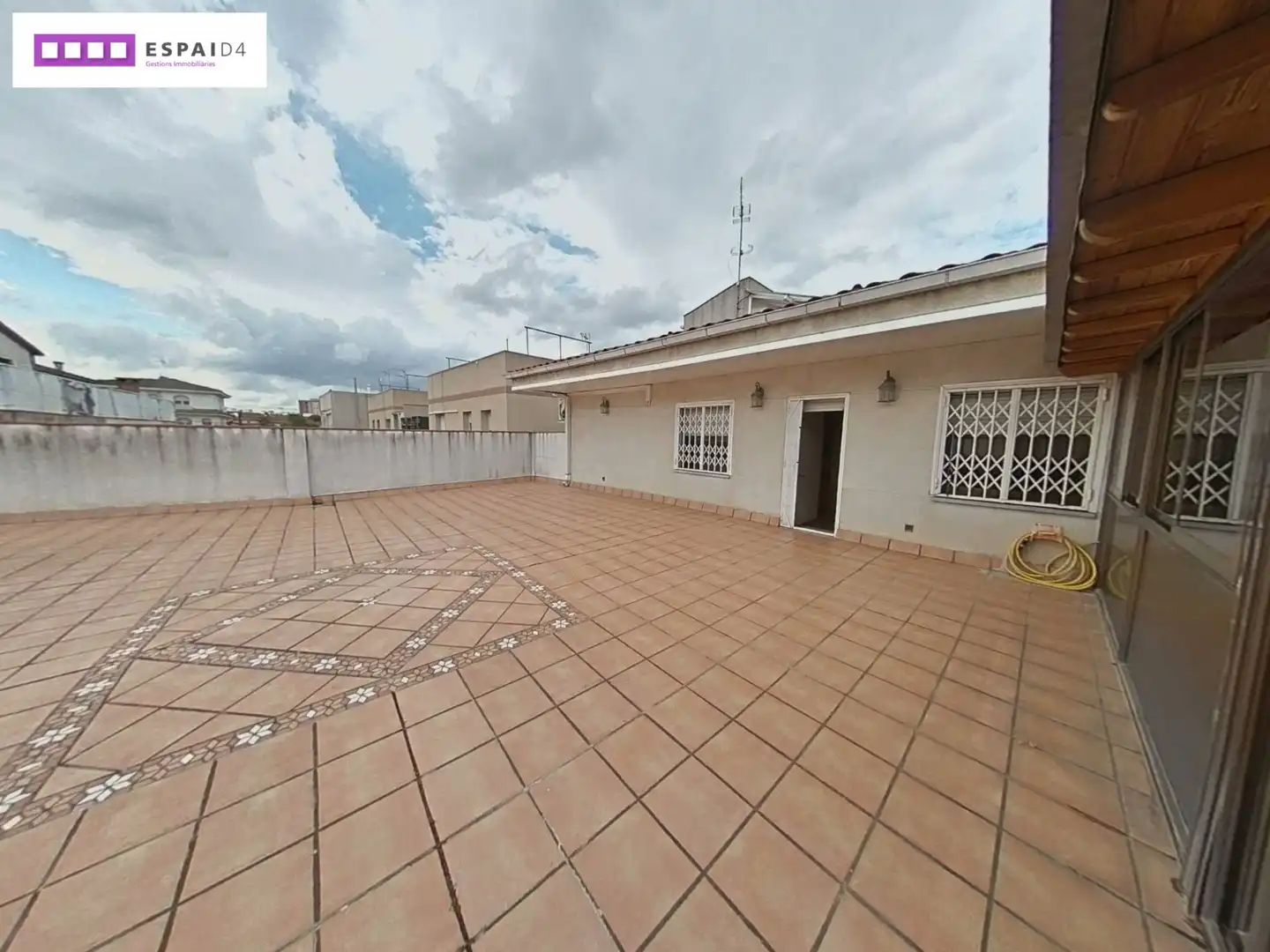 Vista exterior de Casa o xalet en venda en Cerdanyola del Vallès amb Aire condicionat, Calefacció i Jardí privat